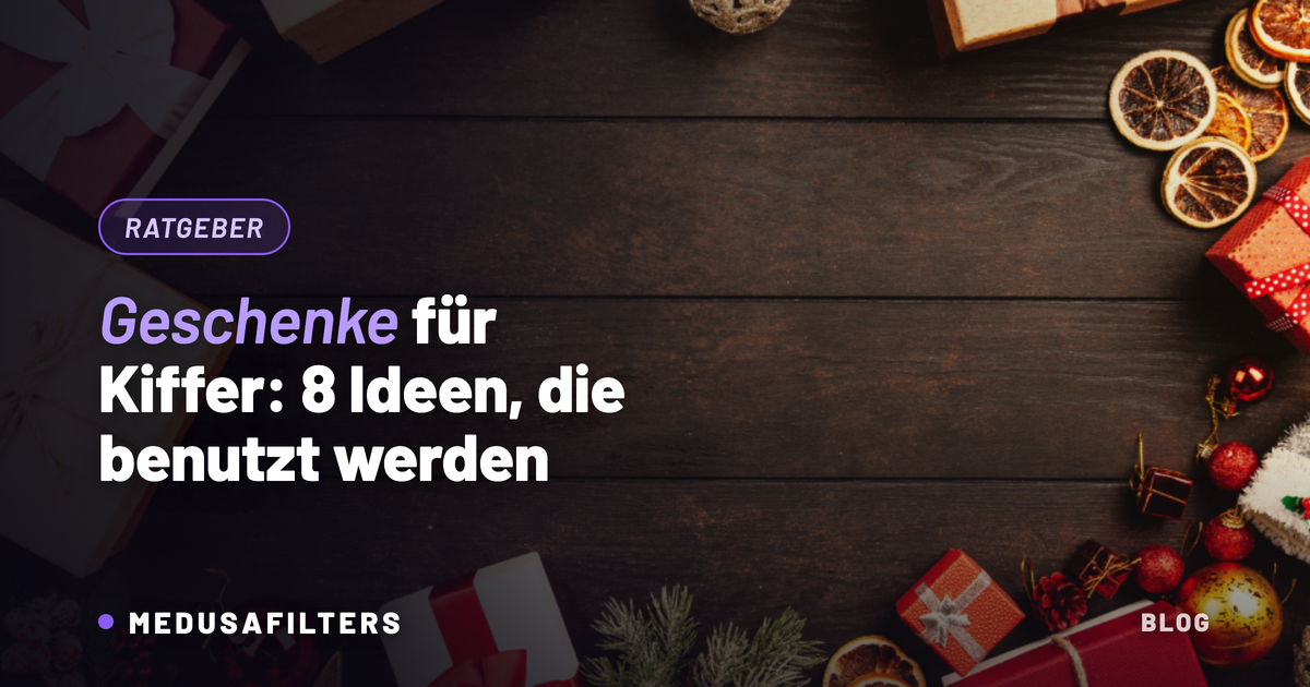Geschenke für Kiffer: Zubehör-Ideen als Flatlay mit Geschenkboxen auf dunklem Holztisch