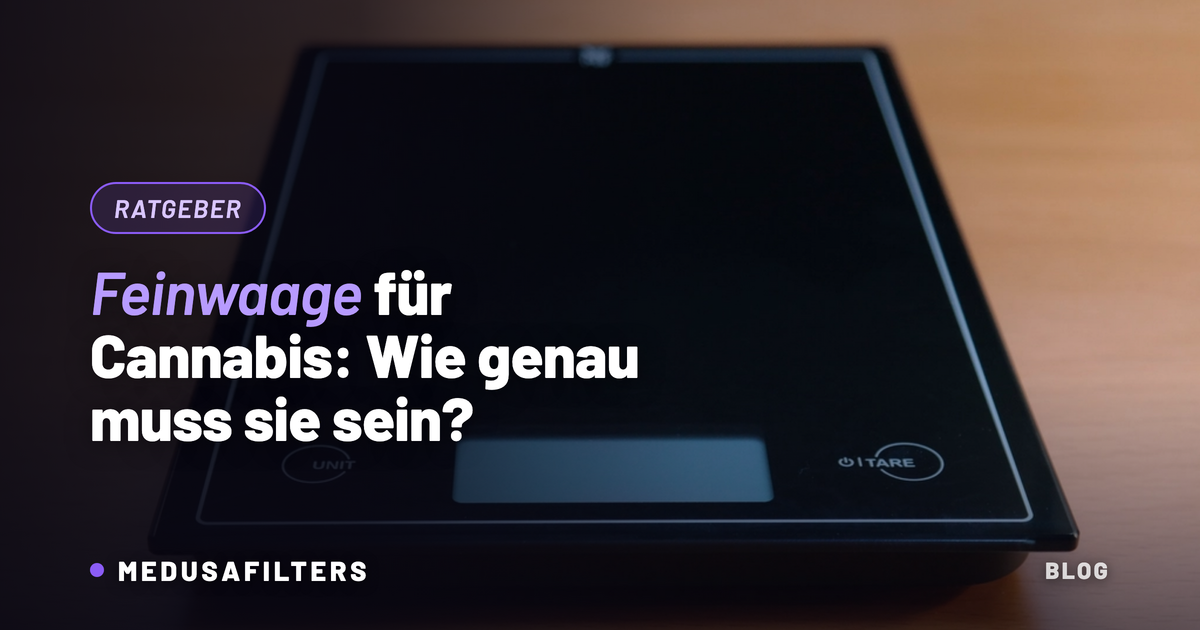 Feinwaage für Cannabis: schwarze Digitalwaage mit Tara-Taste auf einem Holztisch