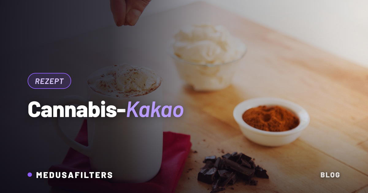 Cannabis Kakao in einer weißen Tasse mit Sahnehaube, daneben Schokolade und Kakaopulver auf einem Holzbrett