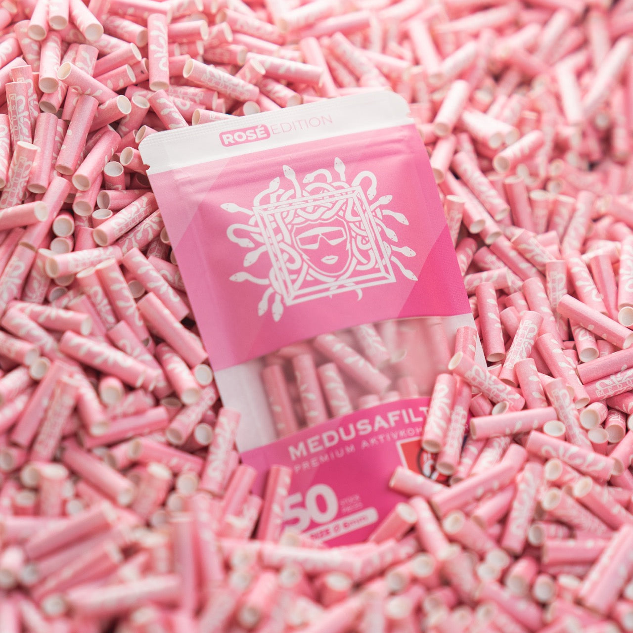 Medusafilters Premium Aktivkohlefilter mit Kokosnuss-Aktivkohle und veganen Fasercaps 50er Packung ROSÉ Edition Tip Size 6 mm in Filter liegend