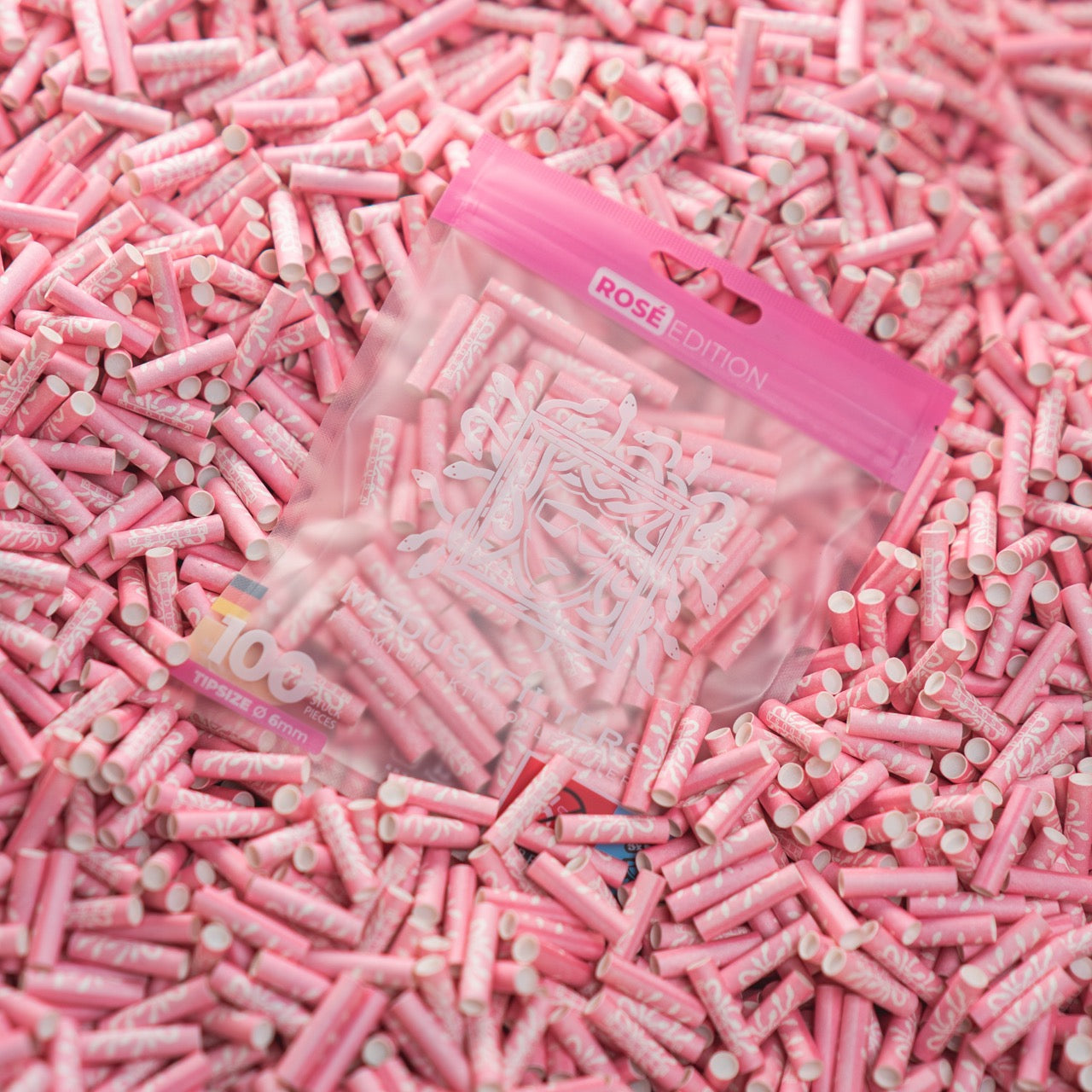Medusafilters Premium Aktivkohlefilter mit Kokosnuss-Aktivkohle und veganen Fasercaps 100er Packung ROSÉ Edition Tip Size 6 mm in Filter liegend