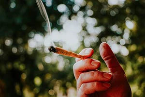 joint in der hand joint rauchen cannabis aktiv filter