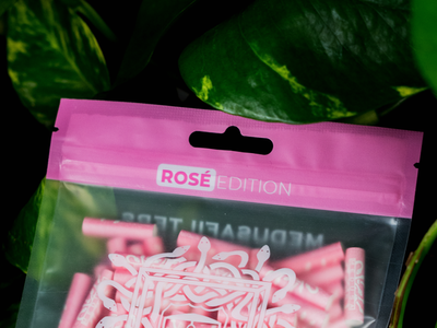 100er-Beutel ROSÉ Edition vor dunklen Blättern