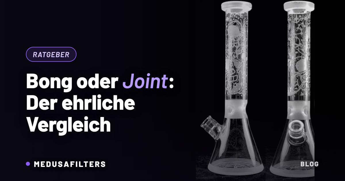 Bong oder Joint: zwei gläserne Beaker-Bongs auf dunklem Hintergrund als Titelbild zum Vergleich