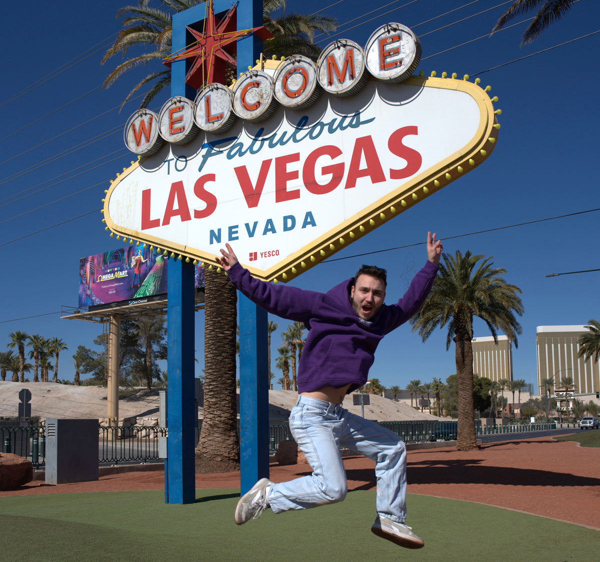 Person im violetten Medusafilters Hoodie vor dem Las-Vegas-Schild