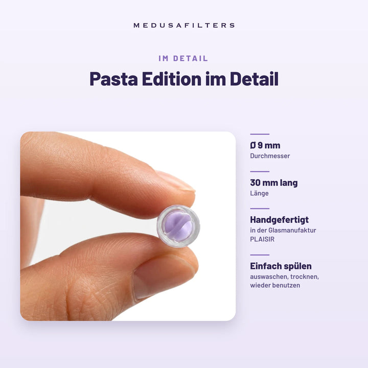 Pasta Edition im Detail: Glasfilter zwischen zwei Fingern, Ø 9 mm, 30 mm lang, handgefertigt in der Glasmanufaktur PLAISIR, einfach spülen
